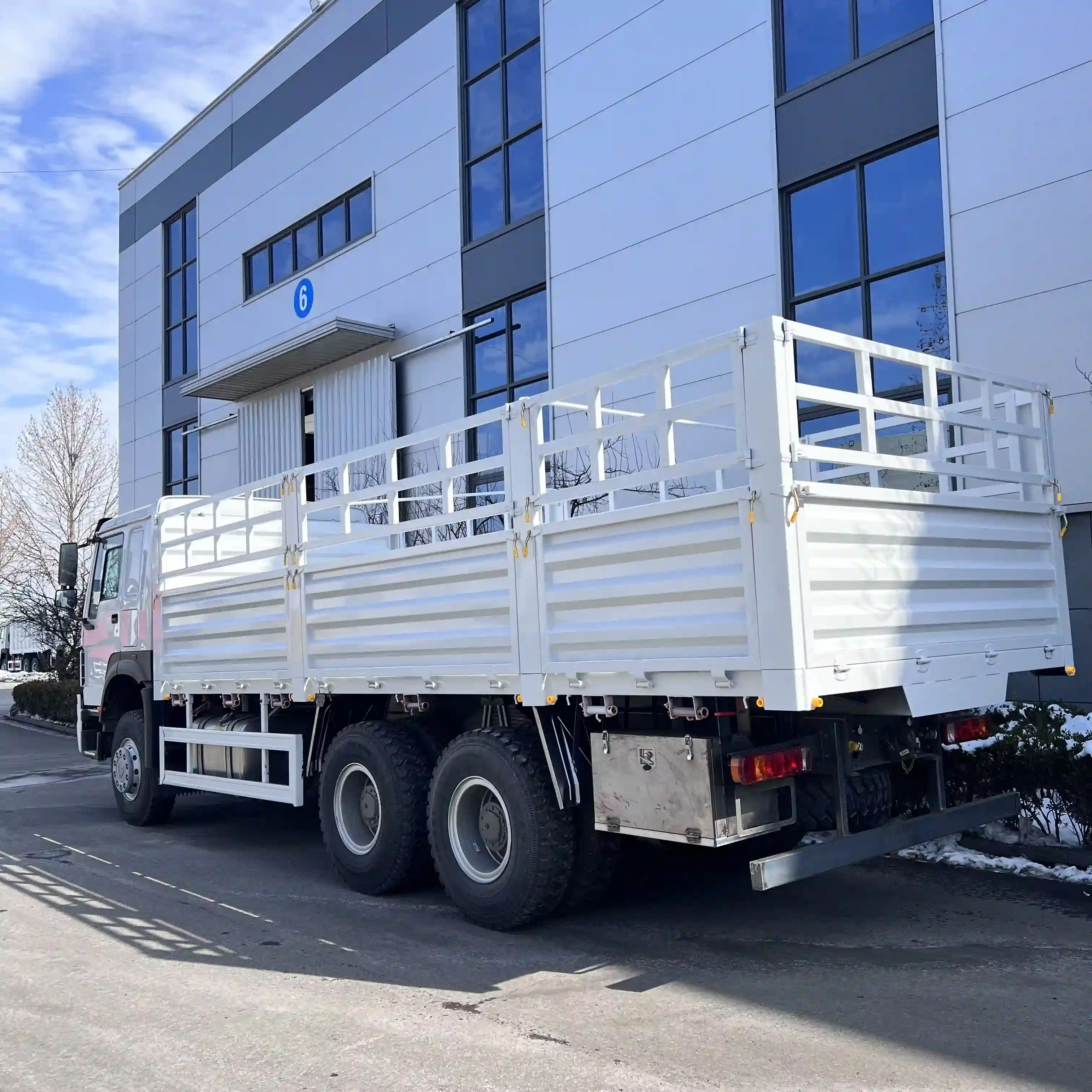 Heavy-Duty 6x4 & 8x4 Fence Cargo Livestock Truck