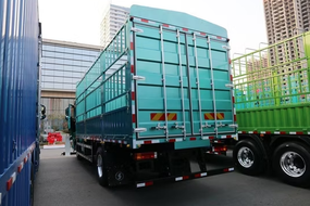 6x2 Livestock Truck 7.8m Body 320HP